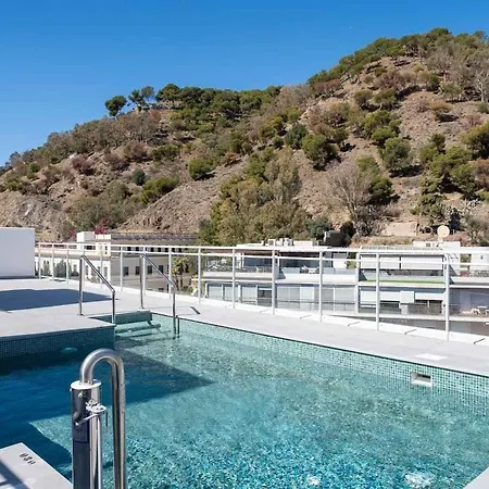 Your Sunny Retreat! Modern Steps To The דירה *