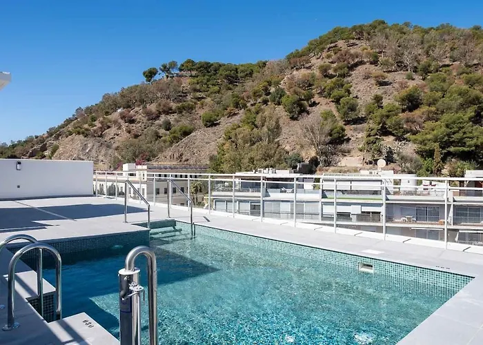 Your Sunny Retreat! Modern Steps To The דירה *