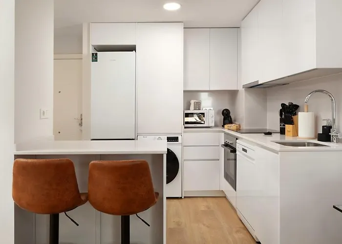 Your Sunny Retreat! Modern Steps To The מאלגה